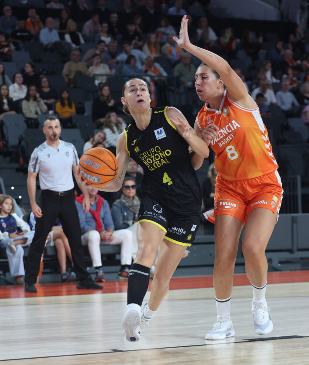 Jugadoras de Valencia Basket y Hozono Global Jairis en acción durante el partido.