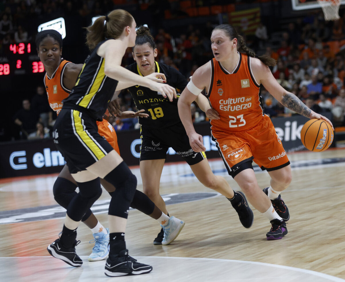 Jugadoras de Valencia Basket y Hozono Global Jairis compiten en un partido de baloncesto.