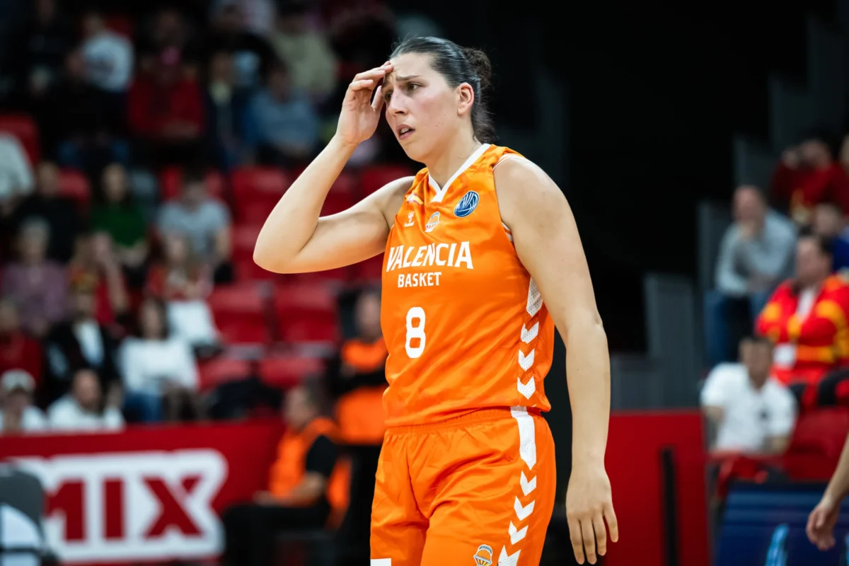 Jugadora de Valencia Basket con uniforme naranja en partido de baloncesto