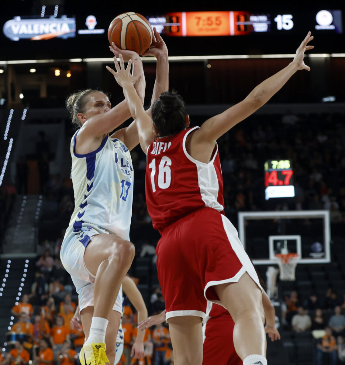 Jugadora de Valencia Basket lanzando a canasta contra Olympiacos.