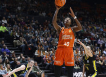 Valencia Basket busca reafirmar su dominio ante un Jairis crecido tras conquistar la Copa de la Reina Jugadora de Valencia Basket lanzando a canasta durante un partido