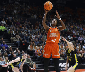 Jugadora de Valencia Basket lanzando a canasta durante un partido