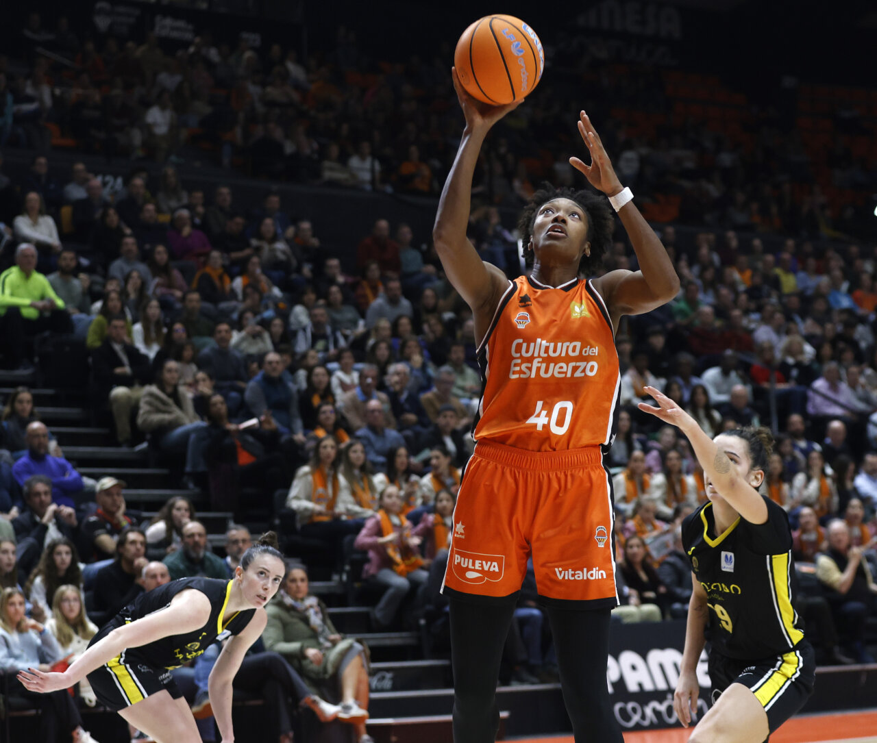 Jugadora de Valencia Basket lanzando a canasta durante un partido