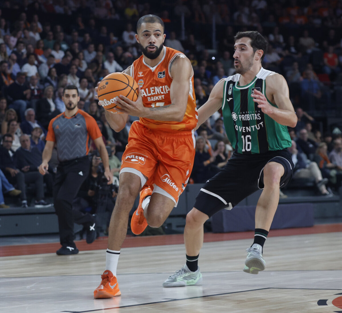 Jugador del Valencia Basket driblando el balón durante un partido