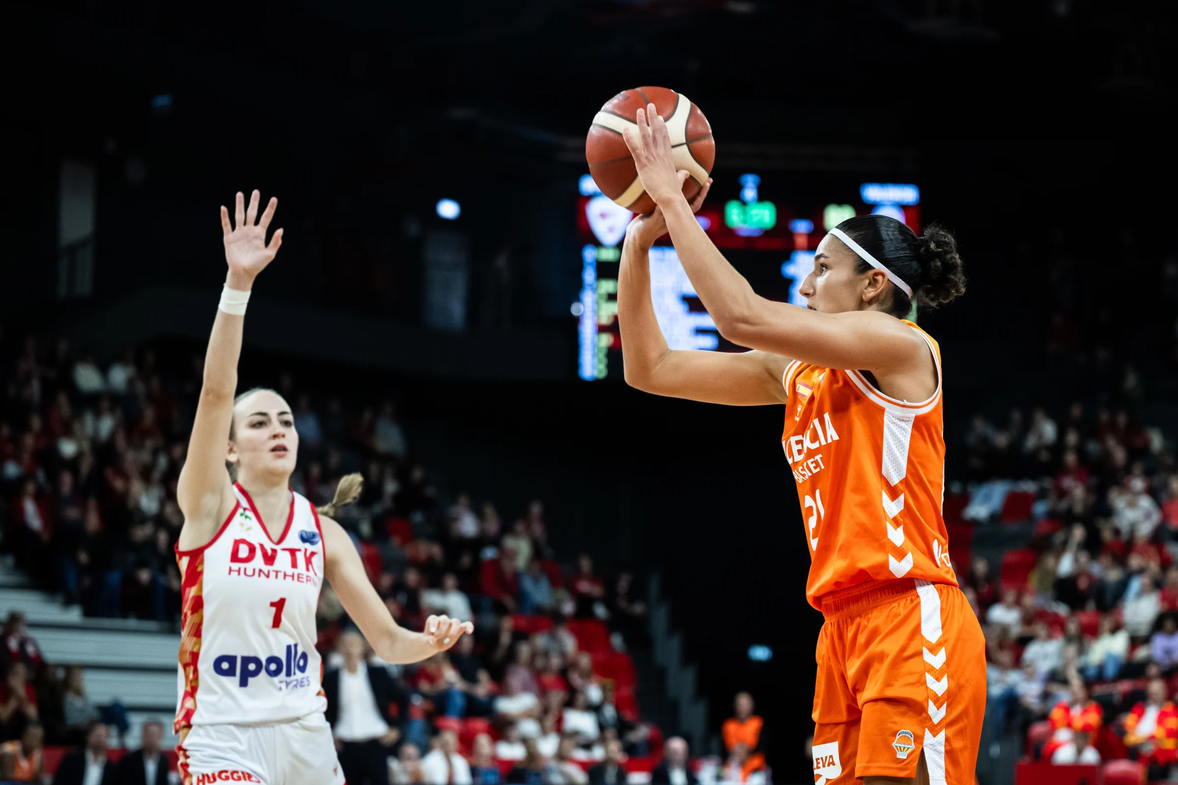 Jugadora de Valencia Basket lanzando a canasta en un partido