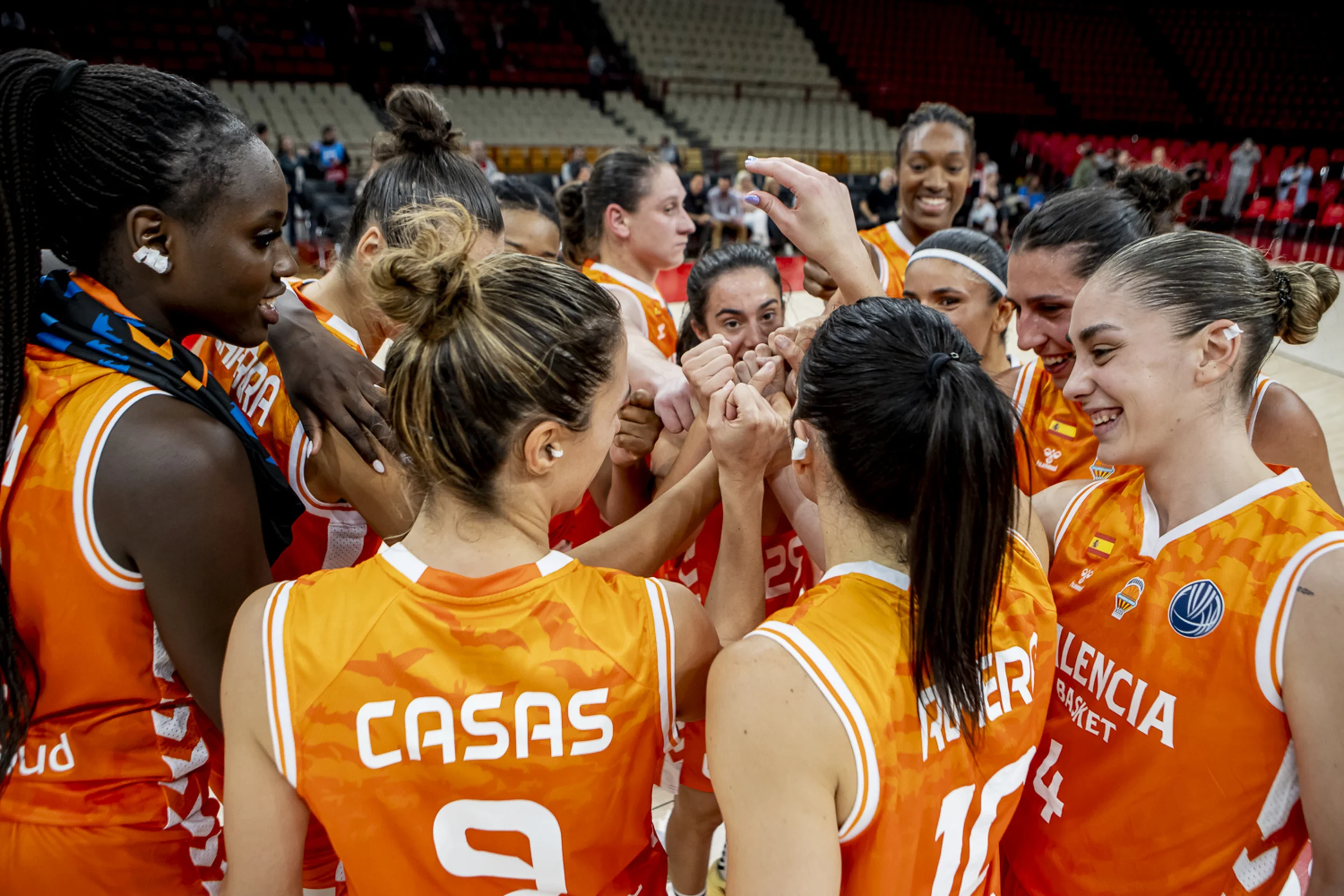Jugadoras del Valencia Basket celebrando en su debut europeo