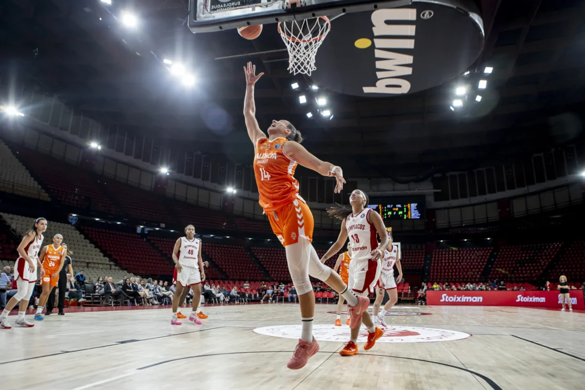 Jugadora de Valencia Basket lanzando a canasta durante un partido