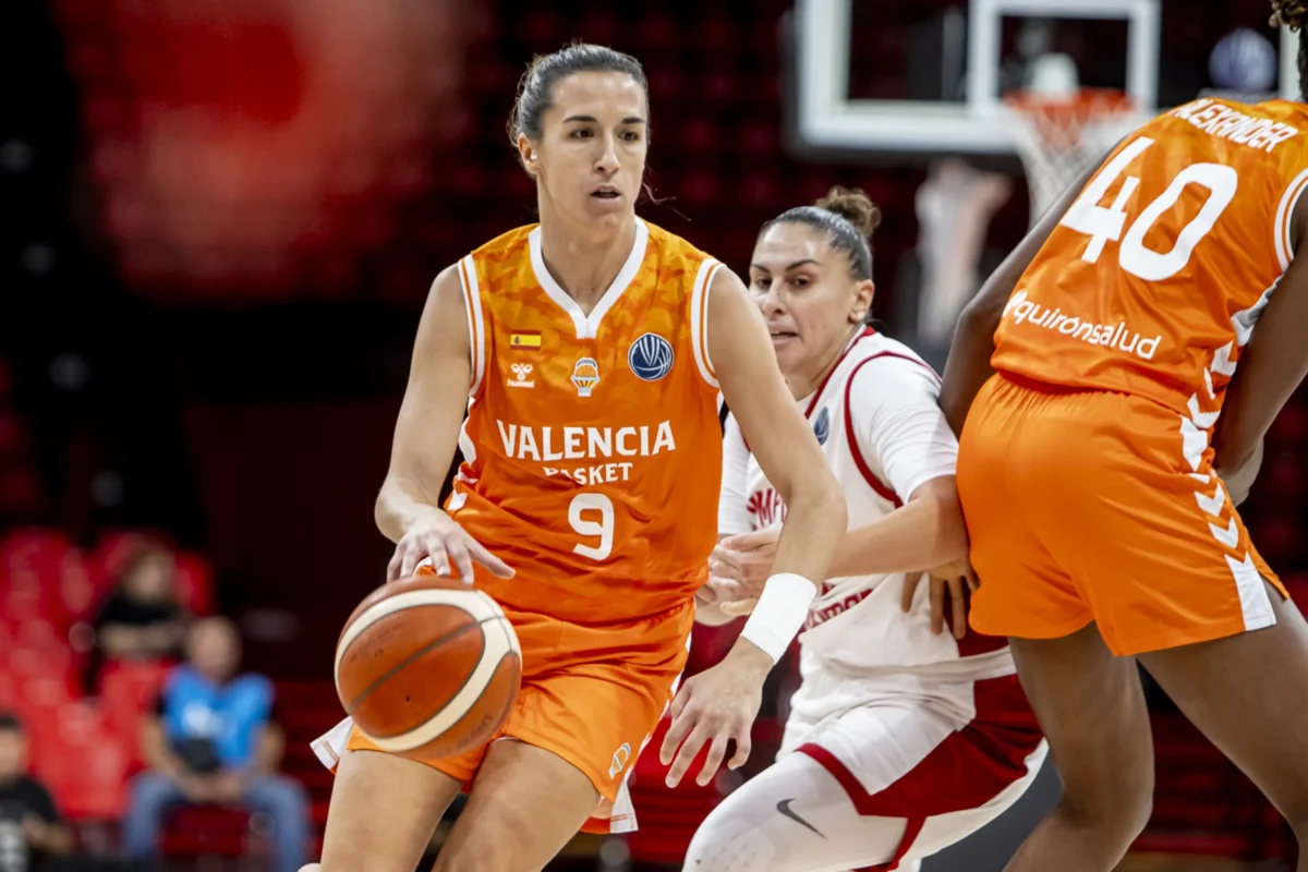 Jugadora del Valencia Basket en acción durante el partido contra Olympiacos