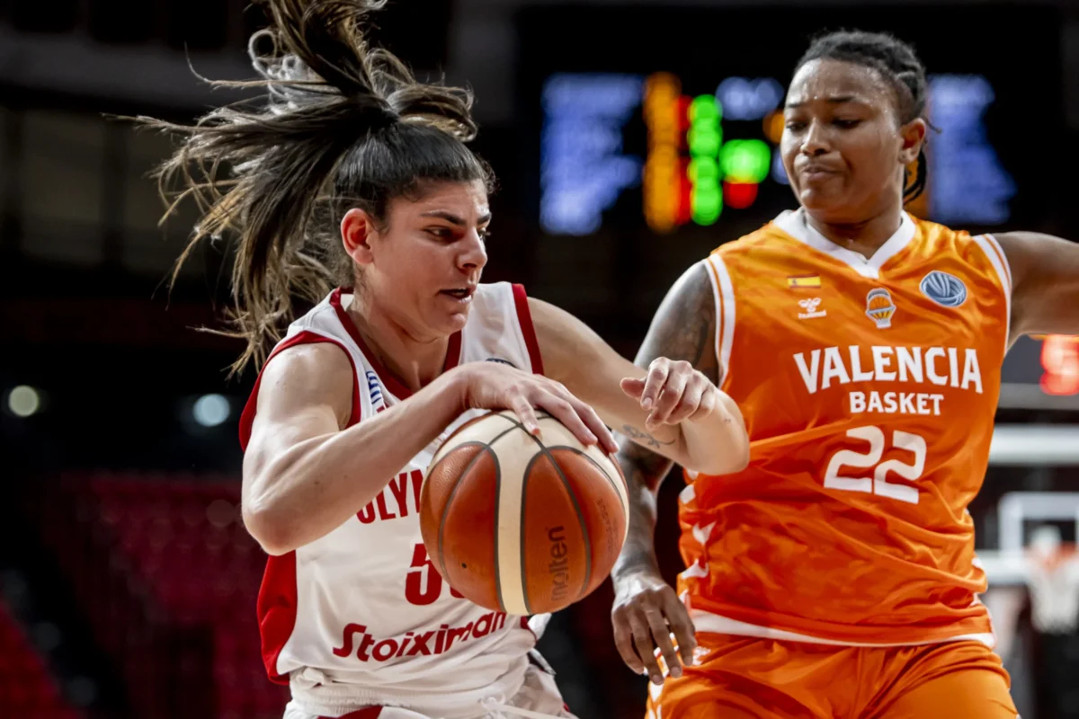 Jugadoras de Valencia Basket y Olympiacos compiten por el balón en la EuroLeague.