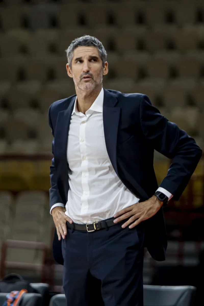 Entrenador del Valencia Basket en un partido de EuroLeague Women
