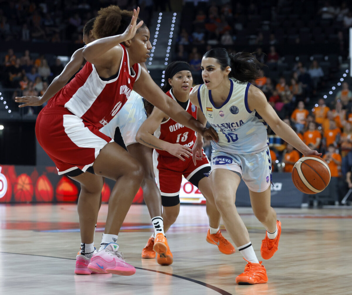 Jugadora de Valencia Basket driblando ante oponentes de Olympiacos en un partido de EuroLeague Women.