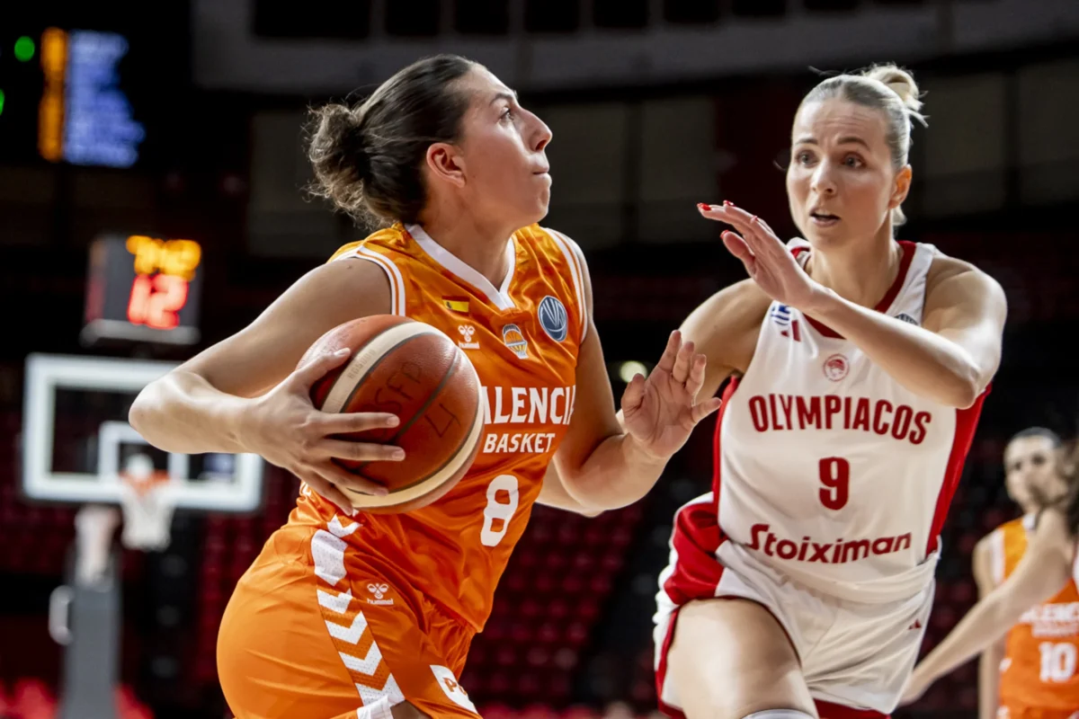 Jugadoras de Valencia Basket y Olympiacos compiten en un partido de baloncesto.