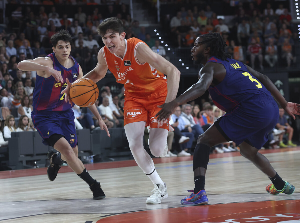 Jugadores de Valencia Basket en acción durante un partido en el Palau Blaugrana.