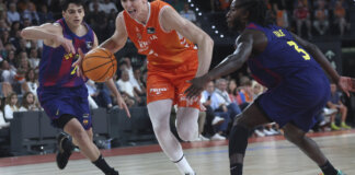 Jugadores de Valencia Basket en acción durante un partido en el Palau Blaugrana.