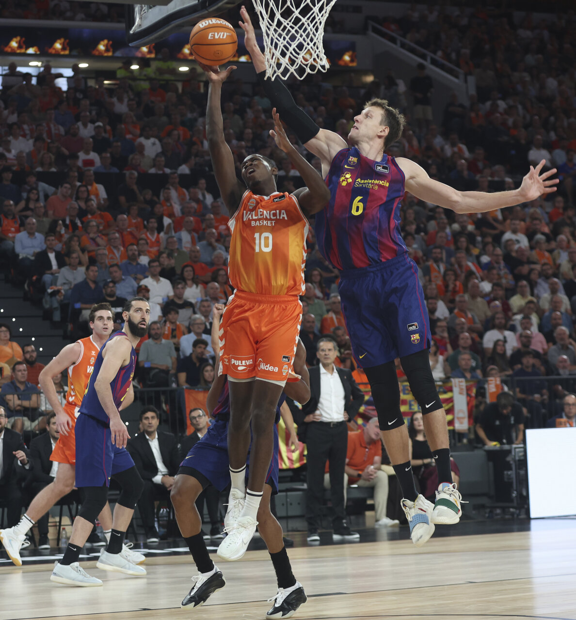 Jugador de Valencia Basket intentando encestar en el Palau Blaugrana