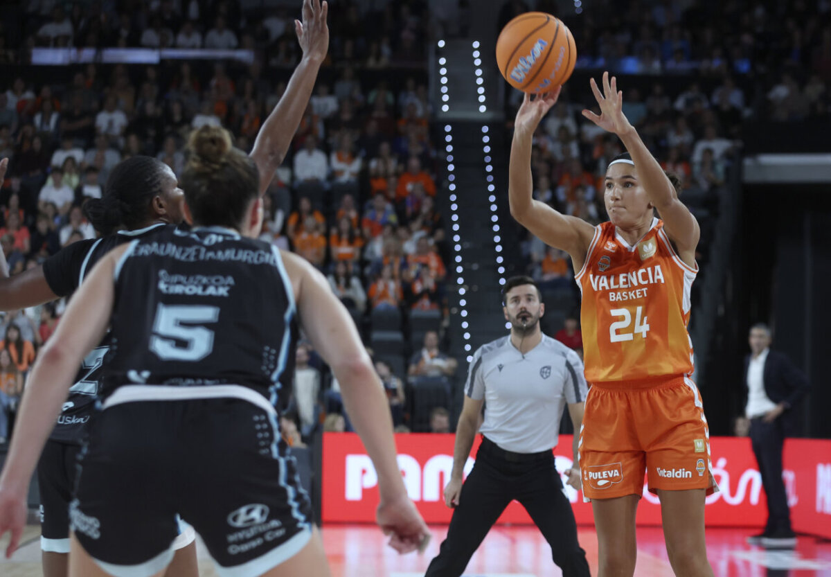 Jugadora de Valencia Basket lanzando a canasta en el Roig Arena