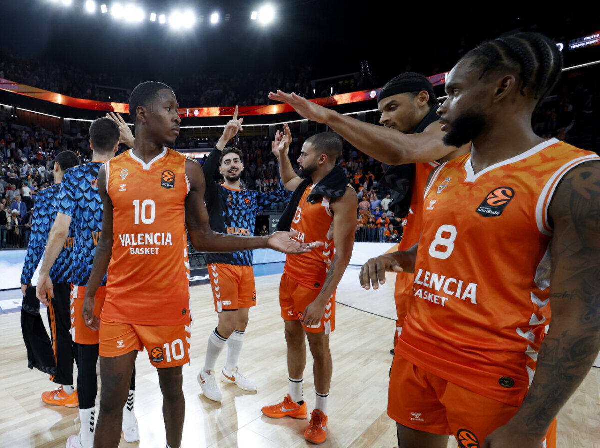 Jugadores de Valencia Basket celebrando tras un partido emocionante.