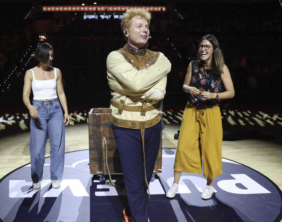 Espectáculo de magia durante el partido de Valencia Basket en el Roig Arena.