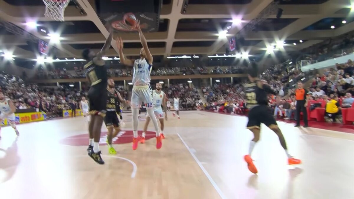 Jean Montero anotando un triple decisivo en un partido de baloncesto