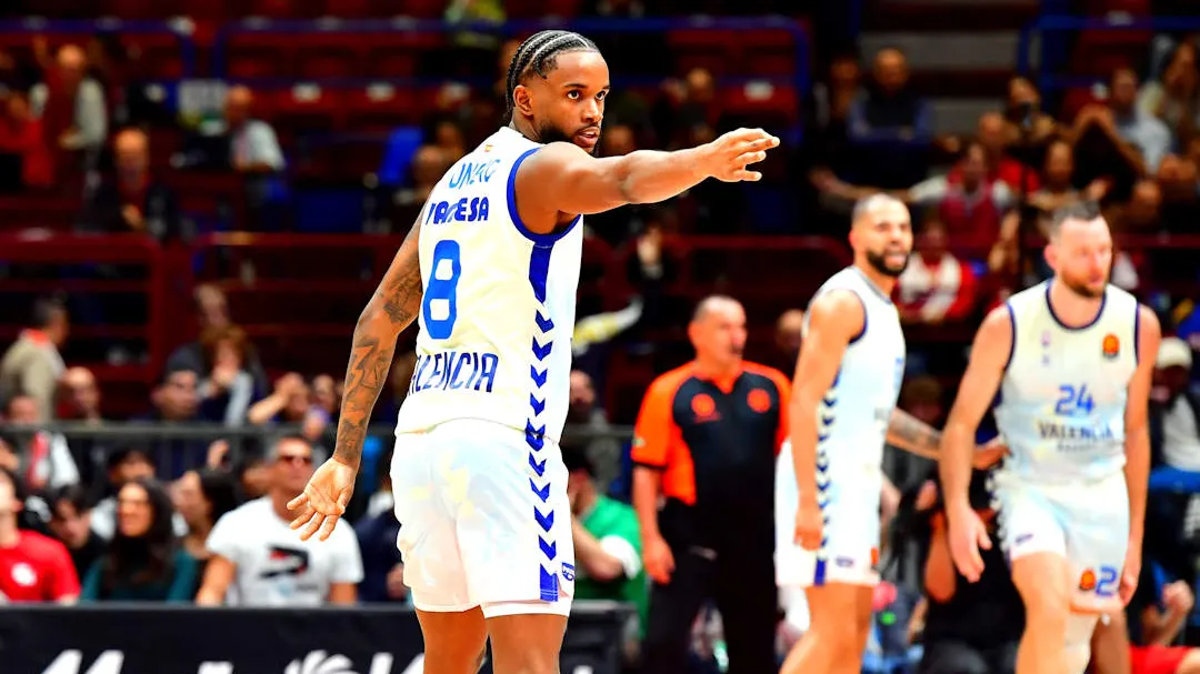 Jean Montero señalando durante un partido de baloncesto en Milán
