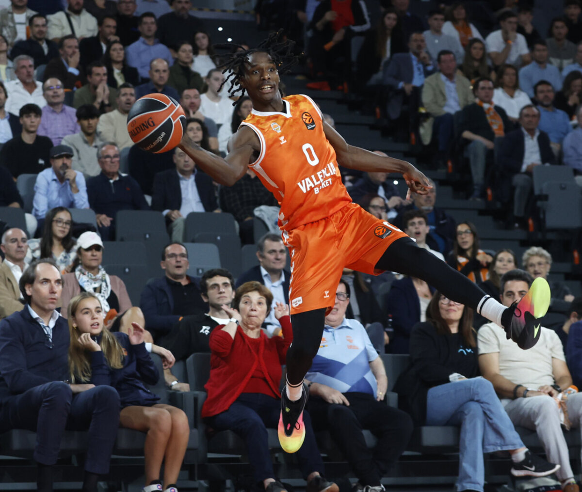 Jugador de Valencia Basket lanzando el balón durante un partido emocionante