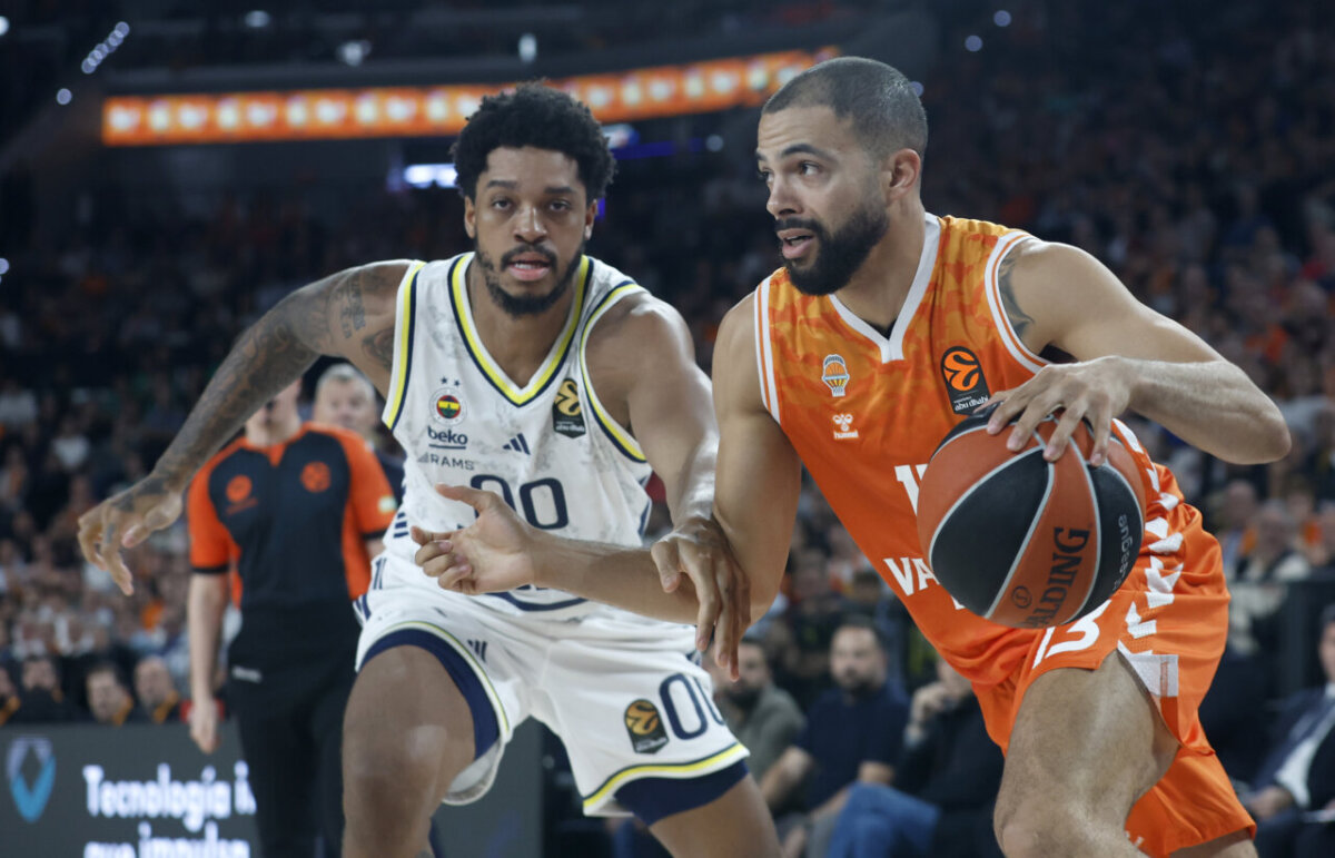 Jugadores de Valencia Basket y Fenerbahçe en un partido de EuroLeague
