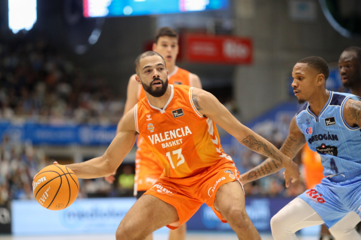 Jugador de Valencia Basket en acción durante un partido en Lugo