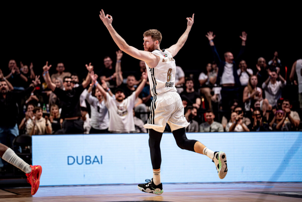 Jugador de Dubai Basketball celebra con el público en el fondo
