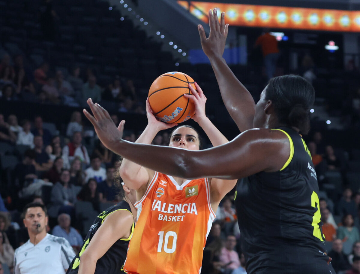 Jugadora de Valencia Basket lanzando a canasta en un partido emocionante