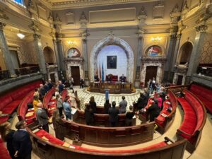 Pleno del Ayuntamiento de Valencia en un día de duelo oficial por la DANA