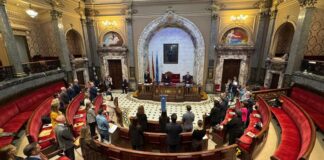 Pleno del Ayuntamiento de Valencia en un día de duelo oficial por la DANA