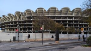 Vista del Nou Mestalla en construcción en Valencia con personas caminando
