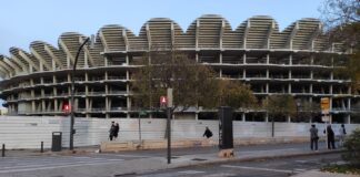 Vista del Nou Mestalla en construcción en Valencia con personas caminando