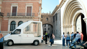 Vehículo especial Senyeramòbil en la Processó Cívica de València