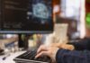 València y Microsoft ofrecen cursos y certificaciones gratuitos en IA para la ciudadanía Persona escribiendo en un teclado mientras trabaja en inteligencia artificial