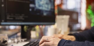 Persona escribiendo en un teclado mientras trabaja en inteligencia artificial