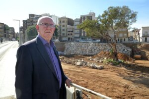 Vicent Císcar, alcalde de Paiporta, en un lugar afectado por la DANA.