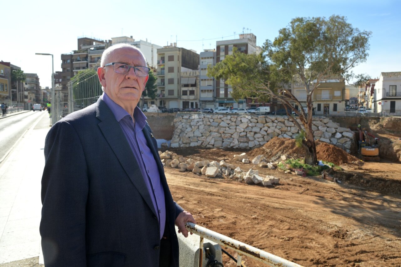Vicent Císcar, alcalde de Paiporta, en un lugar afectado por la DANA.