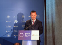 Mompó pide al Gobierno eliminar las trabas burocráticas  Vicent Mompó en el Foro Europa presentando ayudas para emergencias