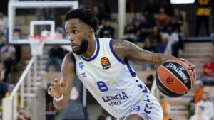 Jean Montero anotando un triple decisivo para Valencia Basket.