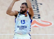 Jugador de Valencia Basket lanzando un tiro en un partido de baloncesto