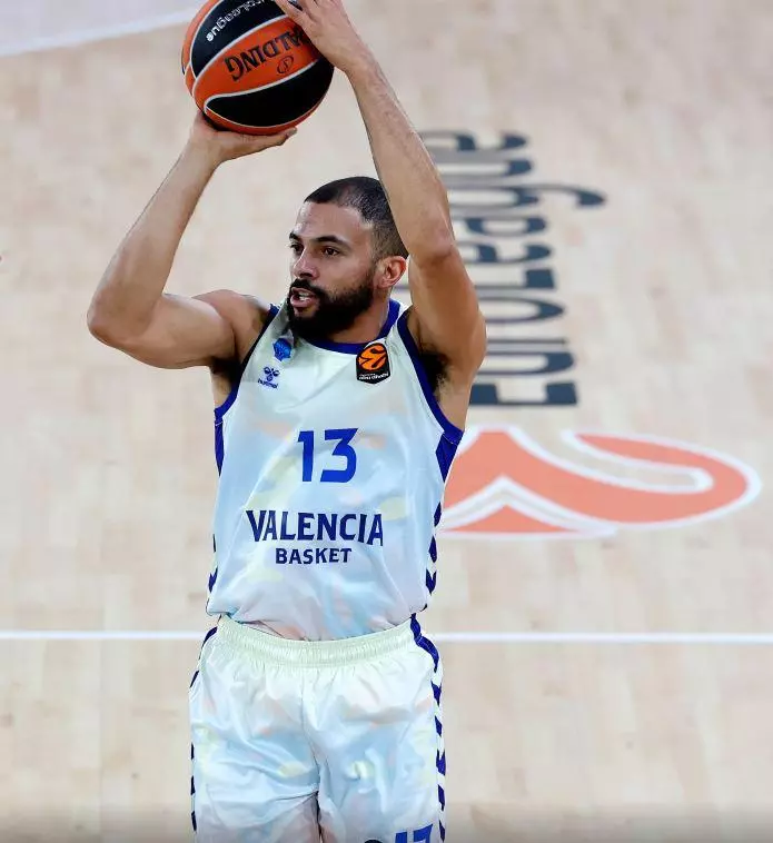 Jugador de Valencia Basket lanzando un tiro en un partido de baloncesto