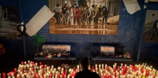 Vigilia en memoria de las víctimas de la DANA en Valencia con velas encendidas.