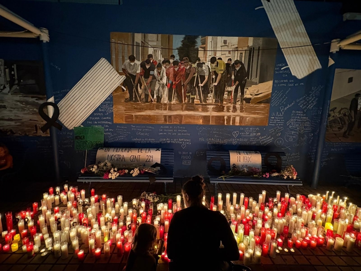 Vigilia en memoria de las víctimas de la DANA en Valencia con velas encendidas.