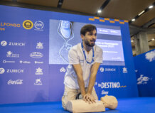 Vithas participa en la Expo 21K Feria Valencia con motivo del Medio Maratón Valencia Trinidad Alfonso Zurich Profesional realizando reanimación cardiopulmonar en evento de Vithas