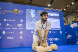 Profesional realizando reanimación cardiopulmonar en evento de Vithas