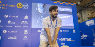 Profesional realizando reanimación cardiopulmonar en evento de Vithas