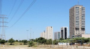 Vista del barrio La Torre en Valencia con edificios y vegetación.