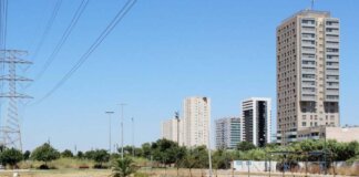 Vista del barrio La Torre en Valencia con edificios y vegetación.