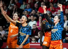 Valencia Basket arrasa en Hungría y firma su máxima anotación europea a domicilio Jugadoras de Valencia Basket celebrando un punto en un partido de EuroLeague Women